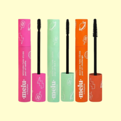 Frascos das 3 máscaras de cílios da coleção peel off da Melu. Um é rosa, o outro verde e o outro laranja. 