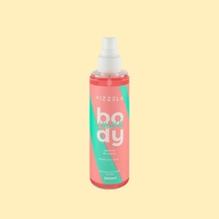 Embalagem do Body Splash da Vizella mostrando o líquido rosa e o aplicador em spray. 