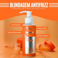 Frasco do Sérum Finalizador Blindagem Antifrizz da SOS Frizz, com texto destacando benefícios como controle do frizz e efeito liso prolongado.