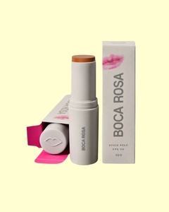 Stick Pele da Boca Rosa, base multifuncional em bastão cinza com embalagem e protetor solar FPS 30, 12g.