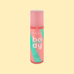 Frasco de 200ml do Body Splash da Vizzela. O Frasco é transparente com o rótulo nas cores rosa e azul turquesa. A tampa é rosa.