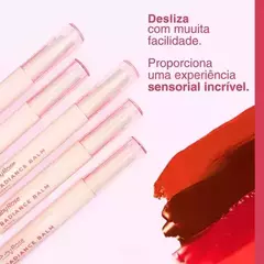 Vários lápis de batom Radiance Balm da Ruby Rose com a descrição de sua aplicação e benefícios.