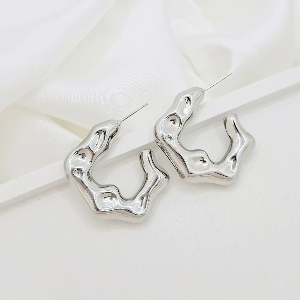 Brinco argola orgânica Luna banhado a ródio branco
