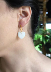 Brinco anzol com madriperola coração