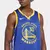 Homem usando a regata NBA Nike Golden State Warriors Curry Nº 30 Dri-Fit, nas cores azul e amarelo.