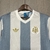 Camisa de futebol edição especial da Argentina para 2024/25, com listras verticais azul e branca e detalhes em dourado. nova camisa argentina, nova camisa messi