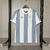 Camisa de futebol edição especial da Argentina para 2024/25, com listras verticais azul e branca e detalhes em dourado. nova camisa argentina, nova camisa messi