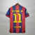 Camisa retrô do Barcelona da temporada 2014/2015, nas cores azul e grená, com logo da Nike e patrocinador Qatar Airways. NEYMAR - SUAREZ - MESSI - MASCHERANO - RAKTIC - PIQUET -  PEDRO - BUSQUETS - INIESTA