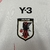 Camisa de torcedor do Japão, modelo Away II 2024/25, nas cores branca e vermelha, com detalhes em chamas e logo da Y-3.