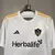 Camisa branca do LA Galaxy 2024/25, com detalhes em amarelo e logotipo da Herbalife.