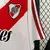 Camisa retrô do River Plate, edição 1998-99, em cores branca e vermelha, com logotipo e detalhes da marca Adidas.