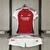 Camisa e shorts do kit infantil do Arsenal I Home 24/25 da Adidas, em vermelho e branco.