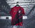 Camisa de futebol do Atlético Paranaense, modelo I Home 2024/25, nas cores vermelha e preta, com detalhes em listras e logo da Umbro.