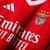 Camisa de futebol vermelha do Benfica para a temporada 2024/25, com o logo da Adidas e patrocinador Emirates.