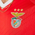 Camisa de futebol vermelha do Benfica para a temporada 2024/25, com o logo da Adidas e patrocinador Emirates.