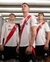 Camisa de futebol do River Plate 2024/25, predominantemente branca com detalhes em vermelho e o escudo do time.