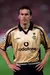 Camisa retrô do Manchester United, edição especial de 2001/02, mostrando os dois lados da peça: um em preto e branco e outro em dourado.