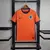 Camisa laranja da seleção da Holanda, modelo 2024/25, masculina, com detalhes em azul marinho e escudo da equipe.