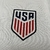 Camisa branca do time dos Estados Unidos, modelo home 2024/25, da Nike, para torcedores masculinos, com detalhes em azul e vermelho.