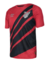 Camisa de futebol do Atlético Paranaense, modelo I Home 2024/25, nas cores vermelha e preta, com detalhes em listras e logo da Umbro.