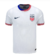 Camisa branca do time dos Estados Unidos, modelo home 2024/25, da Nike, para torcedores masculinos, com detalhes em azul e vermelho.