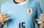 Camisa de futebol masculina da seleção do Uruguai, modelo home 2024/25, na cor azul, com logotipo da Nike e escudo da seleção. ARRASCAETA - DE LA CRUZ