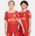 Kit infantil do Liverpool I Home 24/25 da Nike, composto por camisa vermelha e shorts.