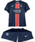 Kit infantil do Paris Saint-Germain (PSG) com camisa azul e shorts, modelo 24/25 da Nike.