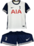 Kit infantil do Tottenham Hotspur para a temporada 24/25, composto por camisa branca e calção azul.