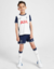 Kit infantil do Tottenham Hotspur para a temporada 24/25, composto por camisa branca e calção azul.