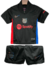 Camisa e shorts do kit infantil do Barcelona Away II 24/25, na cor preta, com detalhes em vermelho e azul, e logos da Nike e Spotify.