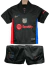 Camisa e shorts do kit infantil do Barcelona Away II 24/25, na cor preta, com detalhes em vermelho e azul, e logos da Nike e Spotify.