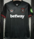 Camisa away preta do West Ham 2024/25, confeccionada pela Umbro, com detalhes em vermelho e logo da Betway.