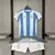 Conjunto infantil da seleção da Argentina, composto por camisa azul e branca e shorts brancos, da marca Adidas.Conjunto Infantil Argentina I 24/25 - Azul e Branca - Camisa e Shorts - Adidas mESSI- Campeão do mundo
