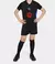 Kit infantil do Barcelona Away II 24/25 da Nike, composto por camiseta preta e short, com detalhes em azul e vermelho.