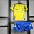 Kit infantil do Al-Nassr, composto por camisa amarela com detalhes azuis e shorts azuisKit Infantil Al-Nassr I Adidas - Home time do Cristiano Ronaldo