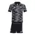 "Kit Infantil Atlético Mineiro III 24/25 Adidas preto com detalhes em cinza, composto por camisa e shorts, ideal para crianças torcedoras do Galo. Uniforme atualizado da temporada 2024/2025, com design moderno e confortável, disponível na Jsmartloja Espor