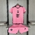 Kit infantil da Inter Miami CF na cor rosa, com camisa e short, exibindo o logo da equipe e da marca Adidas.Kit Infantil Inter Miami CF I 24-25 - Adidas - Rosa Messi