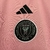 Kit infantil da Inter Miami CF na cor rosa, com camisa e short, exibindo o logo da equipe e da marca Adidas.Kit Infantil Inter Miami CF I 24-25 - Adidas - Rosa Messi