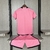 Kit infantil da Inter Miami CF na cor rosa, com camisa e short, exibindo o logo da equipe e da marca Adidas.Kit Infantil Inter Miami CF I 24-25 - Adidas - Rosa Messi