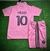 Kit infantil da Inter Miami CF na cor rosa, com camisa e short, exibindo o logo da equipe e da marca Adidas.Kit Infantil Inter Miami CF I 24-25 - Adidas - Rosa Messi