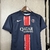 Kit infantil do Paris Saint-Germain, composto por camisa azul com detalhes em vermelho e calça curta, fabricado pela Nike.