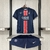 Kit infantil do Paris Saint-Germain, composto por camisa azul com detalhes em vermelho e calça curta, fabricado pela Nike.