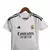 Kit infantil do Real Madrid, composto por camisa branca com detalhes em preto e calção, com o logo da Adidas. VINI JR - BELINGHAM - MODRIC