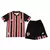 Kit infantil do São Paulo FC, composto por camiseta listrada em vermelho e preto e shorts pretos, da New Balance.Kit Infantil São Paulo II 24/25 - New Balance - Vermelho e preto