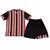 Kit infantil do São Paulo FC, composto por camiseta listrada em vermelho e preto e shorts pretos, da New Balance.Kit Infantil São Paulo II 24/25 - New Balance - Vermelho e preto