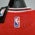 Regata vermelha NBA Nike Chicago Bulls com o nome Jordan e número 23, vista traseira.