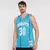 Homem usando a regata NBA Charlotte Hornets Curry N° 30 da Mitchell & Ness, na cor azul.