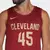 Homem usando uma regata vermelha do Cleveland Cavaliers com o número 45 e o nome "CLEVELAND".