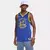 Homem usando a regata NBA Nike Golden State Warriors Curry Nº 30 Dri-Fit, nas cores azul e amarelo.